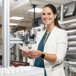 Nancy aan het werk bij OPHTEC